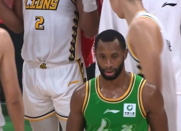 九游下载|广厦男篮惨遭惨败，球员赛后沮丧(图1)