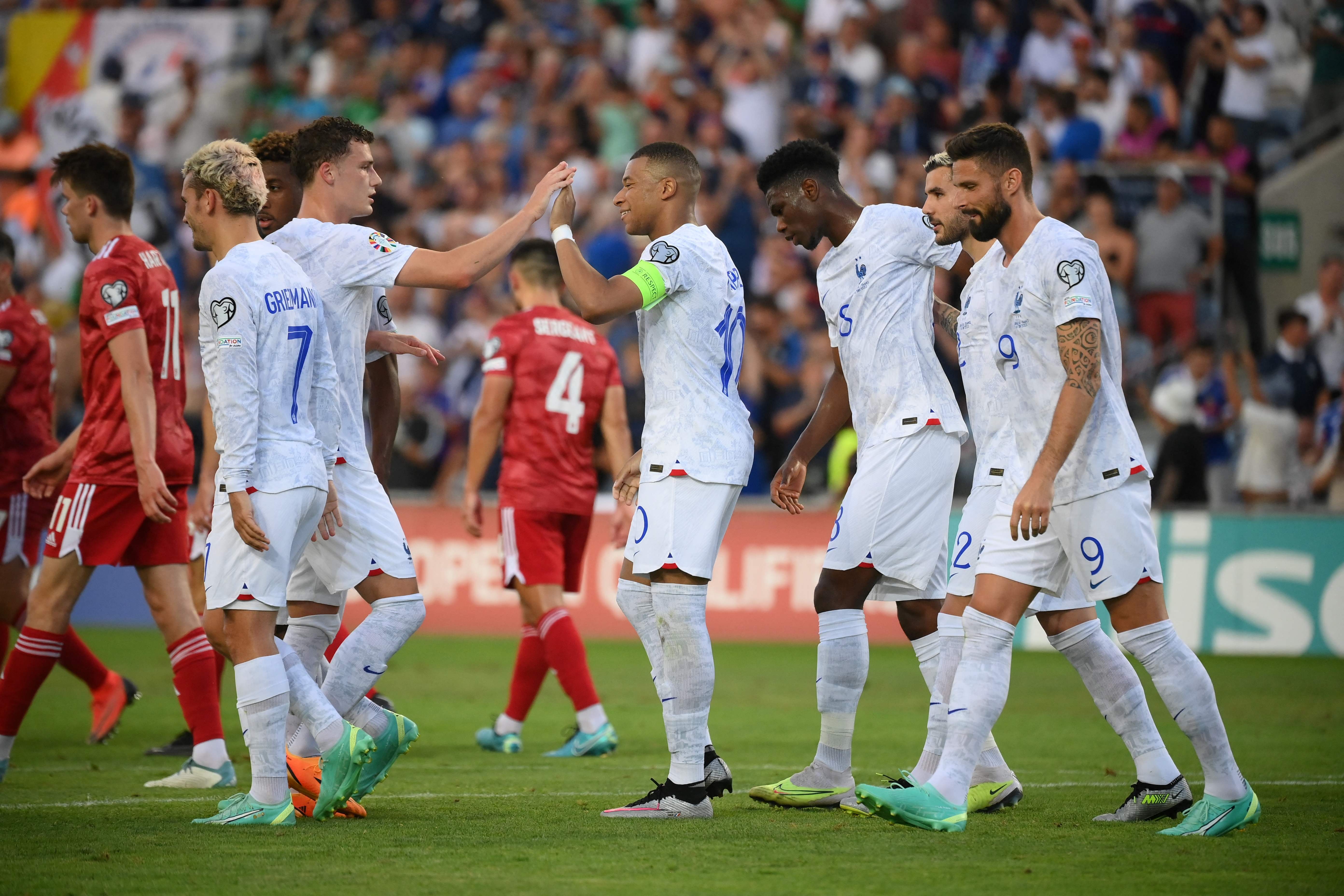 九游官网：全国足球赛事总决赛某队问鼎，精彩瞬间不容错过(图2)