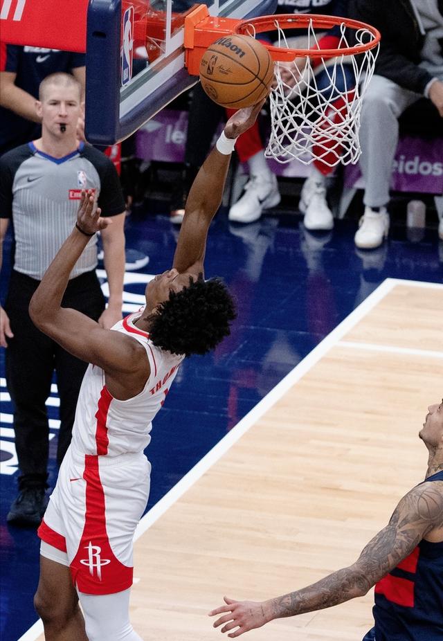 九游平台：足球场上惊现“黑马”球队，实力逐渐崭露头角(图1)